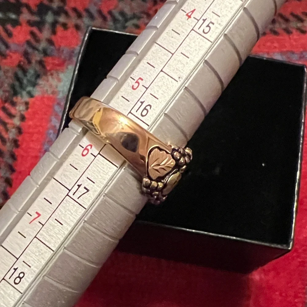 Elegant black hills Gold Leaf Motif Ring - Picture 3 of 7